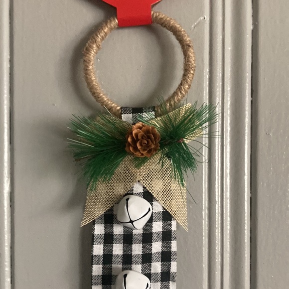 NWT White & Black Buffalo Check Holiday Door Knob Hanger w/ Bells & Pinecone - Picture 4 of 7